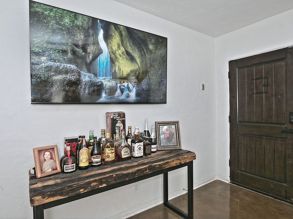 2nd image of 1923 W Earll Dr APT 1