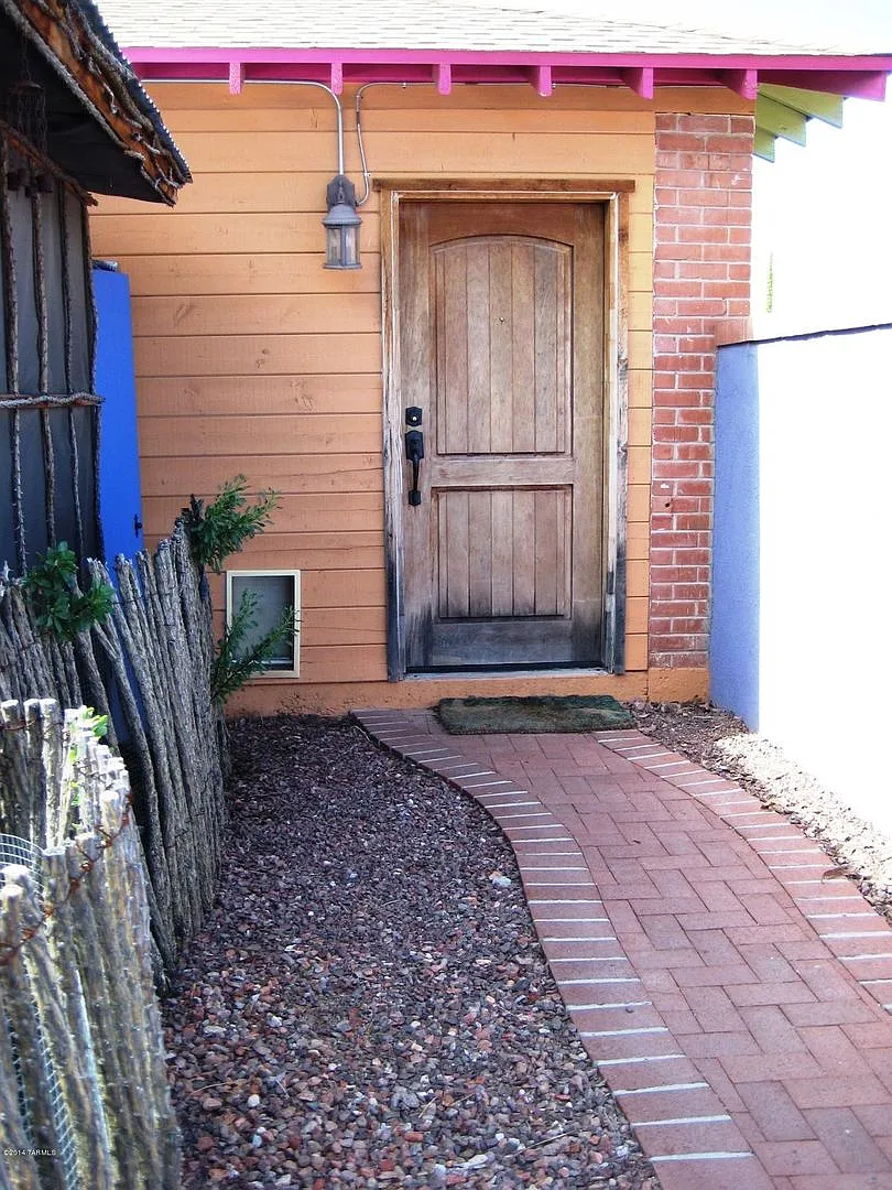 Studio, 1 bath, shared pool! All Utilities Included! — Photo 1