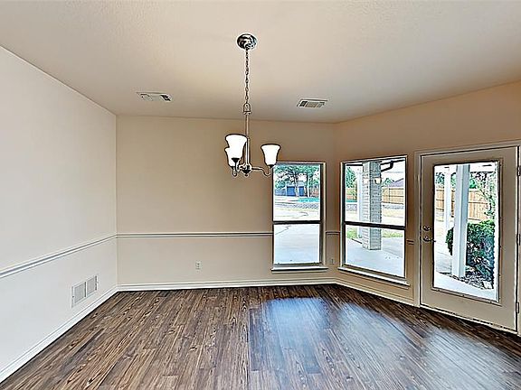 3rd image of 1714 Crescent Ln