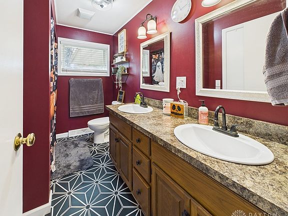 5th image of 8 Meadowlawn Dr