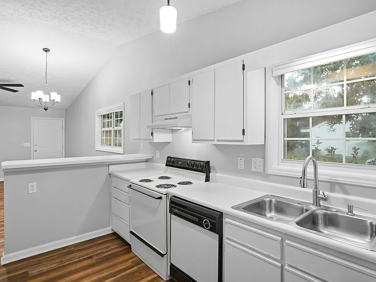 630 Varsity Dr — Photo 16