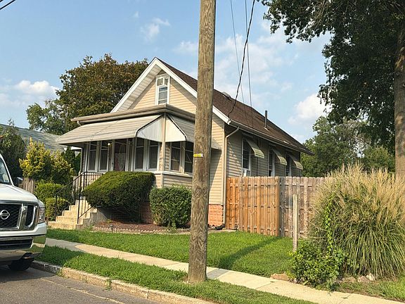 2nd image of 32 University Ave