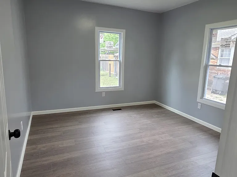 1201 N Summit St — Photo 6
