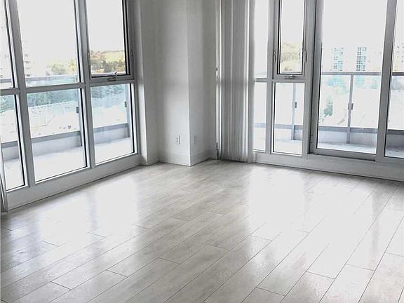 3rd image of 9471 Yonge St #913