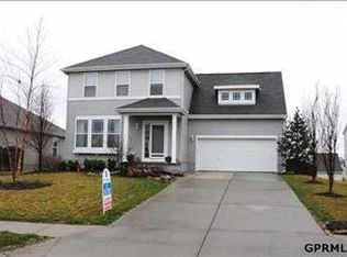 807 Stony Point Dr, Papillion, NE 68046
