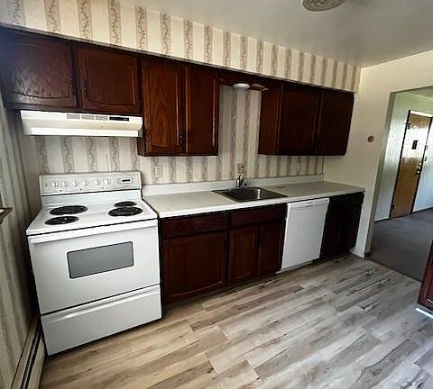5th image of 320 E Chestnut St