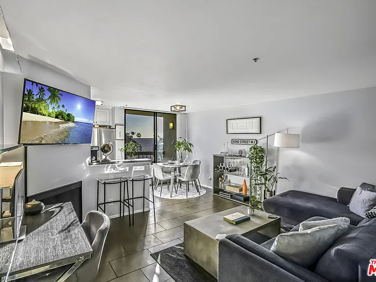 7320 Hawthorn Ave #315 — Photo 3
