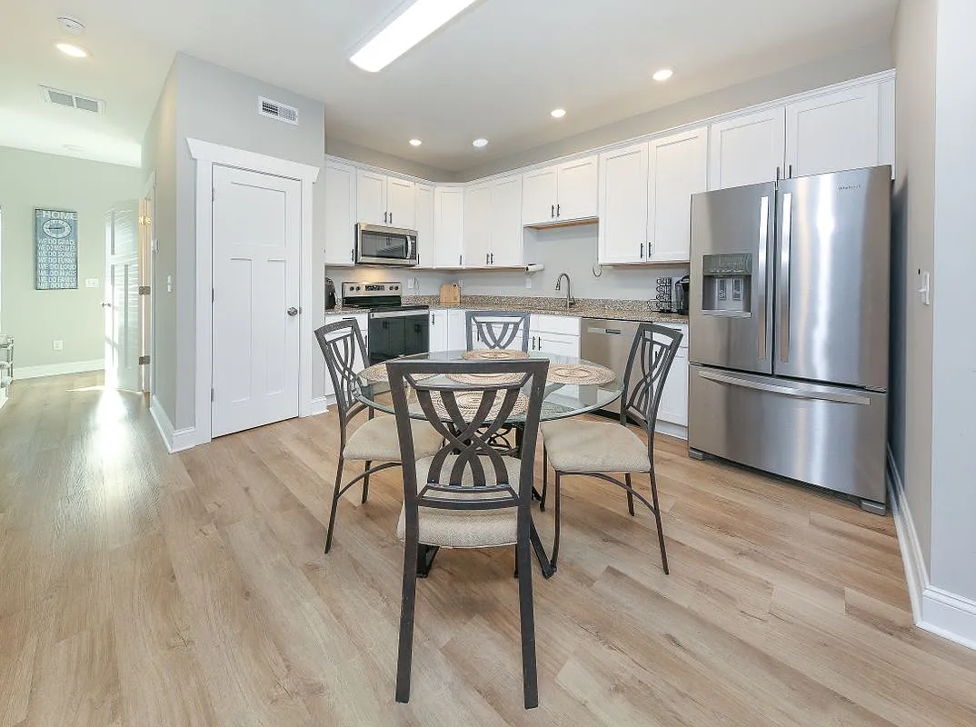 3 bed, 2.5 bath, 1800 sqft, $2,500 — Photo 4