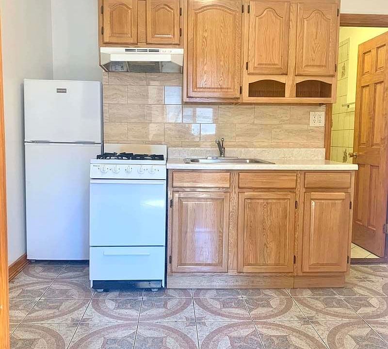 1st image of 724 Leonard St #M