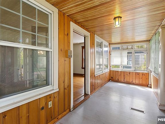 4th image of 54 Rochelle Ave