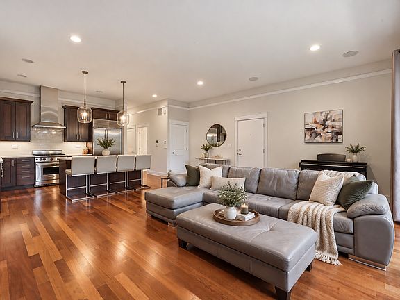 3rd image of 639 W Briar Pl APT 3E