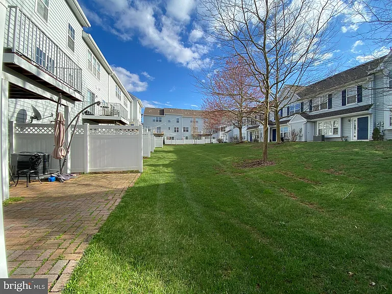240 William Livingston Ct — Photo 36