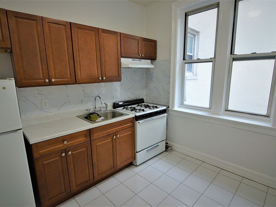 2nd image of 655 Manhattan Ave APT 4R