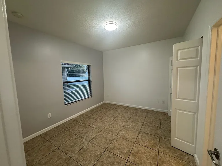 1035 NE 10th Ave — Photo 8