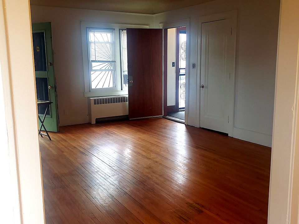 2nd image of 2-16914 Fairfield St #2