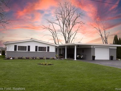 489 Berry Patch Ln, White Lake, MI, 48386