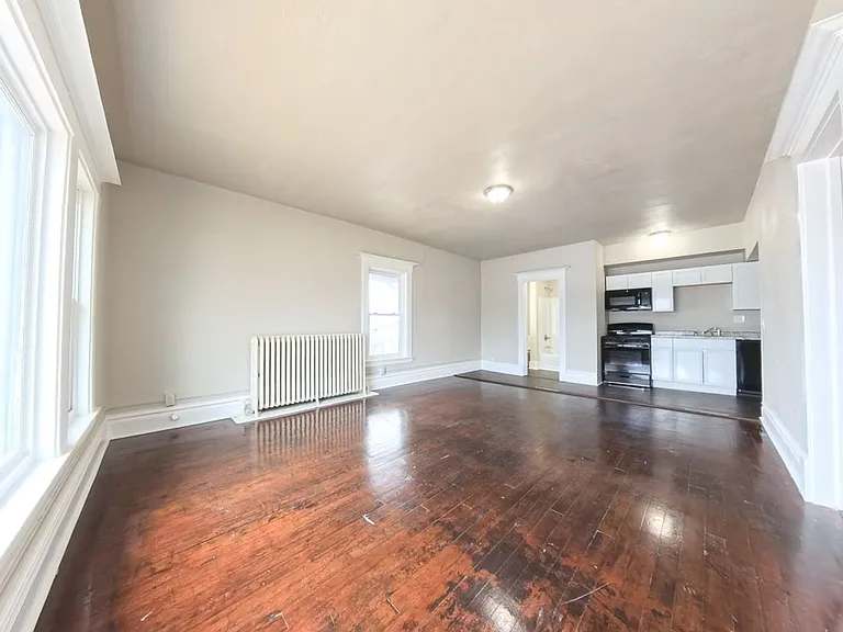 511 W State St — Photo 3