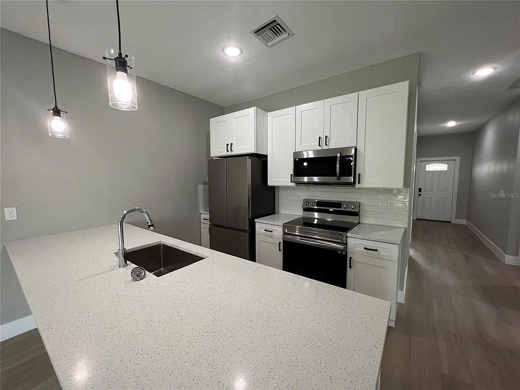 3 bed, 2.0 bath, 1192 sqft, $1,550 — Photo 2
