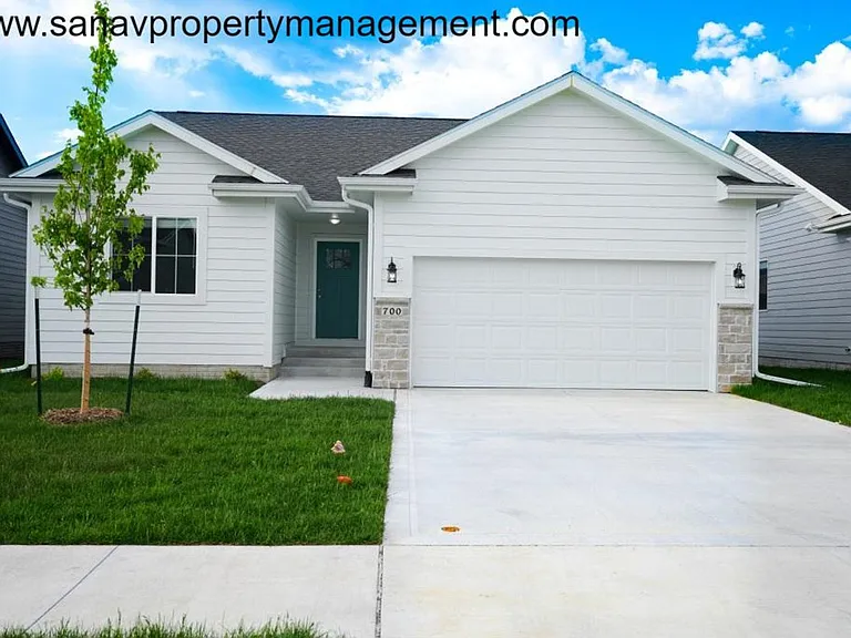 700 SE Mesa Dr — Photo 1