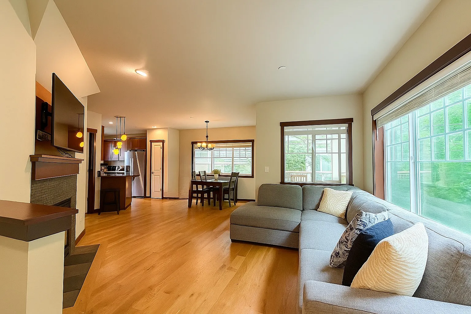 3 bed, 2.5 bath, 1687 sqft, $3,200 — Photo 3