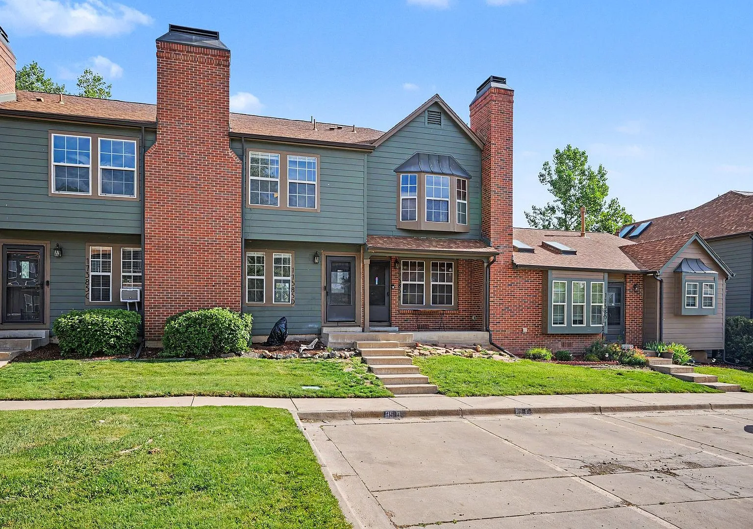 Updated 2 Bedroom, 2 Bathroom Townhome Move-In Ready! — Photo 2