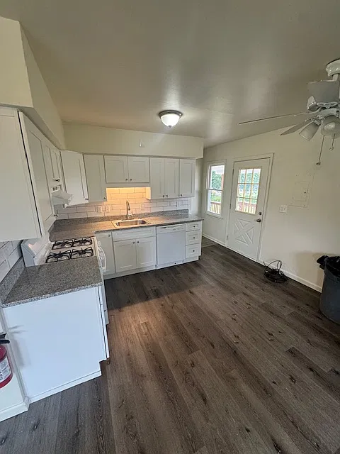 2 Bedroom - 1 Bath - Second Floor Apartment — Photo 2