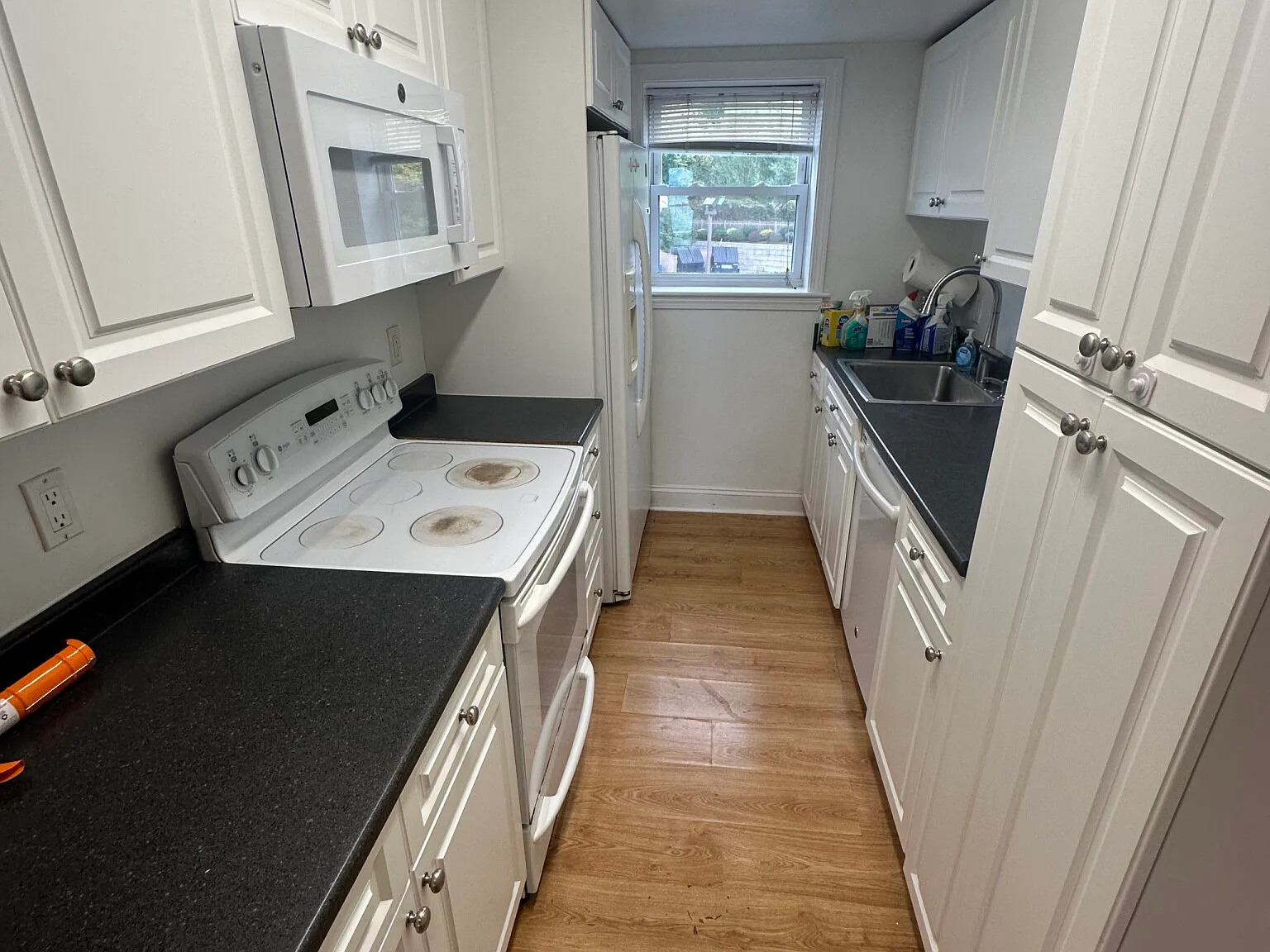3 bed, 1053 sqft, $3,000 — Photo 4