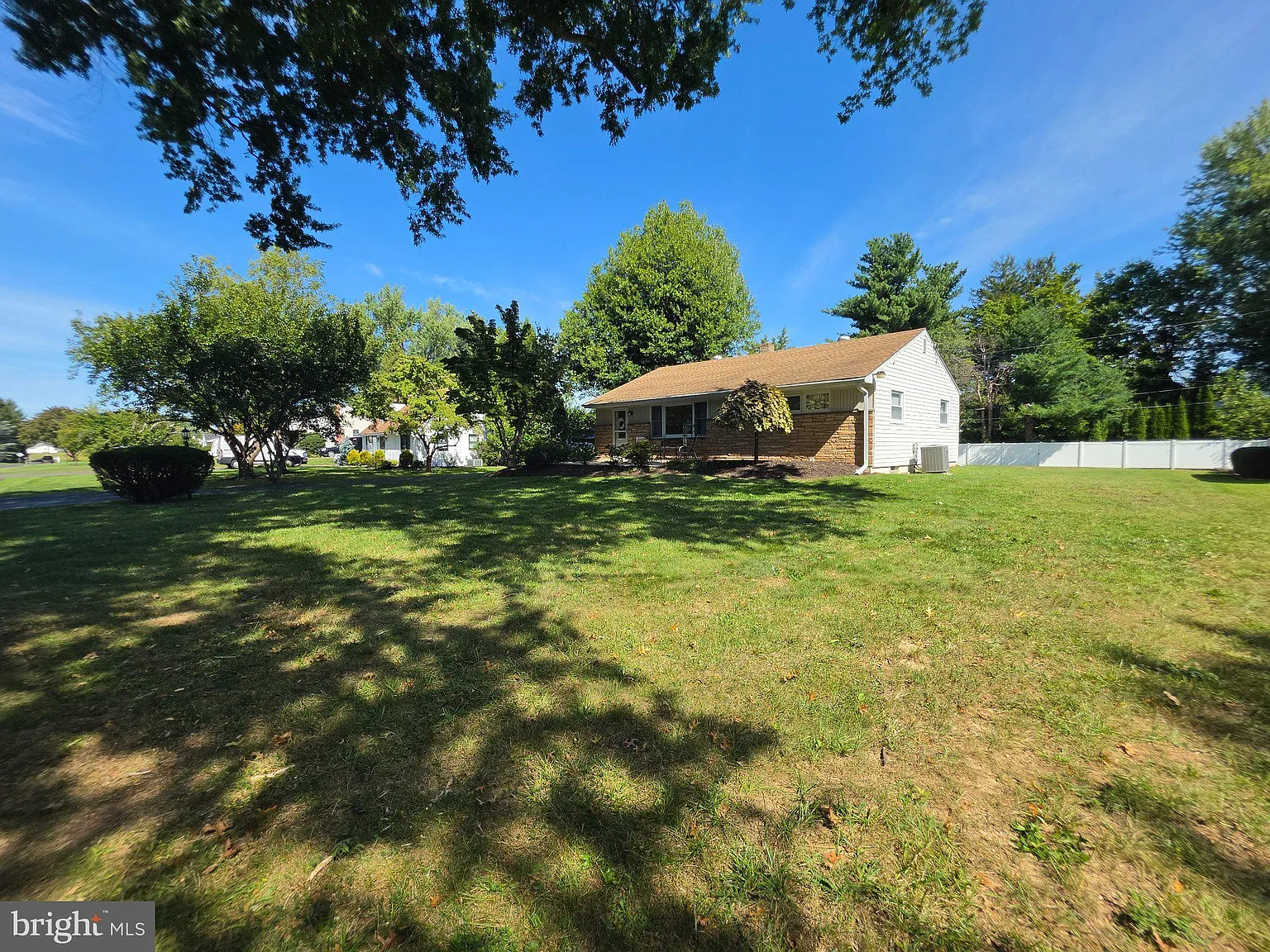 4 bed, 2.0 bath, 1820 sqft, $4,000 — Photo 3
