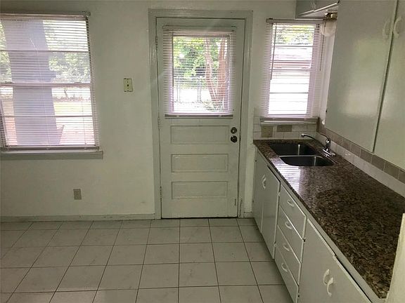 4th image of 4125 Fox Dr #4127