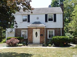 26 Park Cir, Great Neck, NY 11024