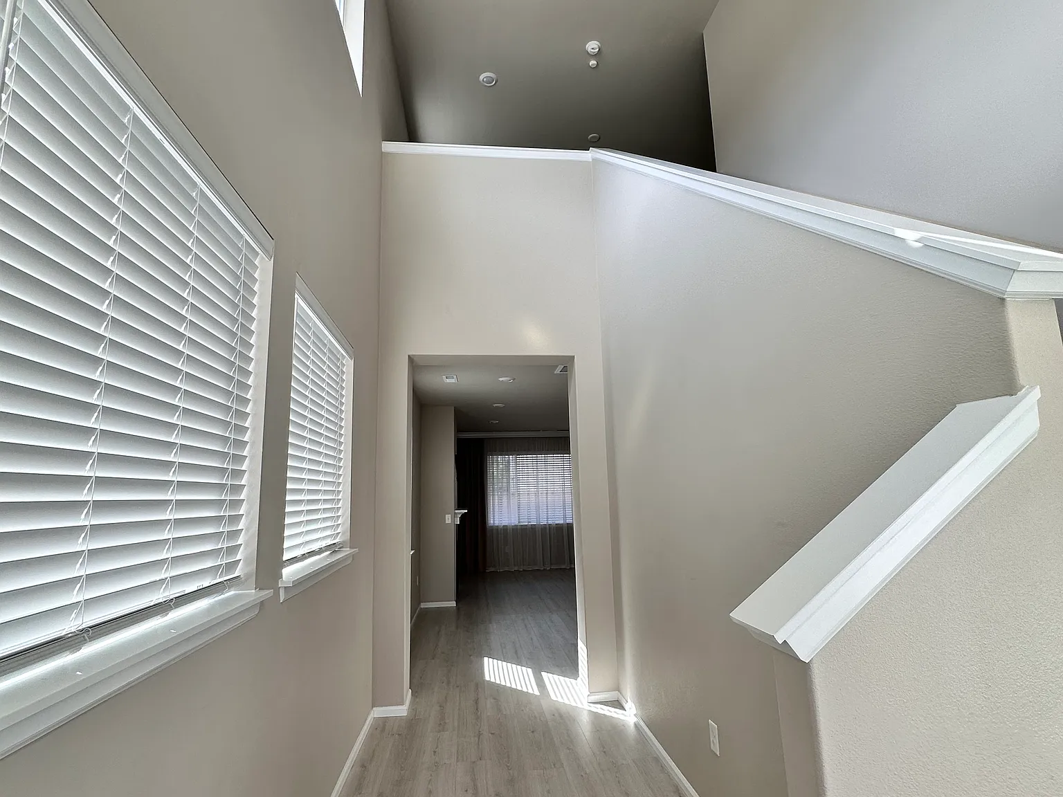 4 bed, 2.5 bath, 2560 sqft, $3,750 — Photo 2