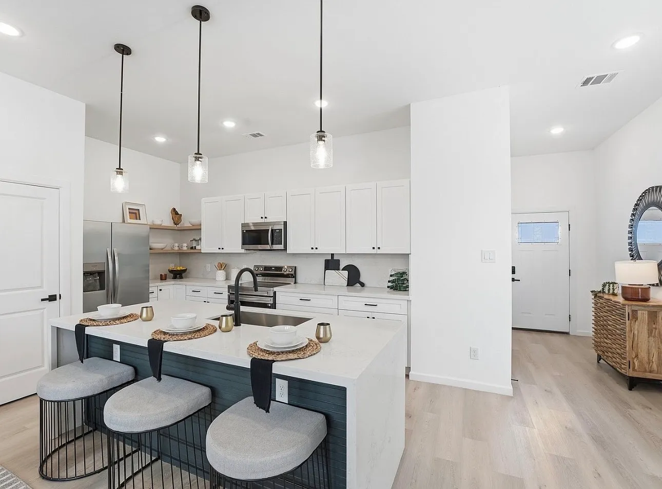 3 bed, 2.5 bath, 1668 sqft, $2,450 — Photo 3