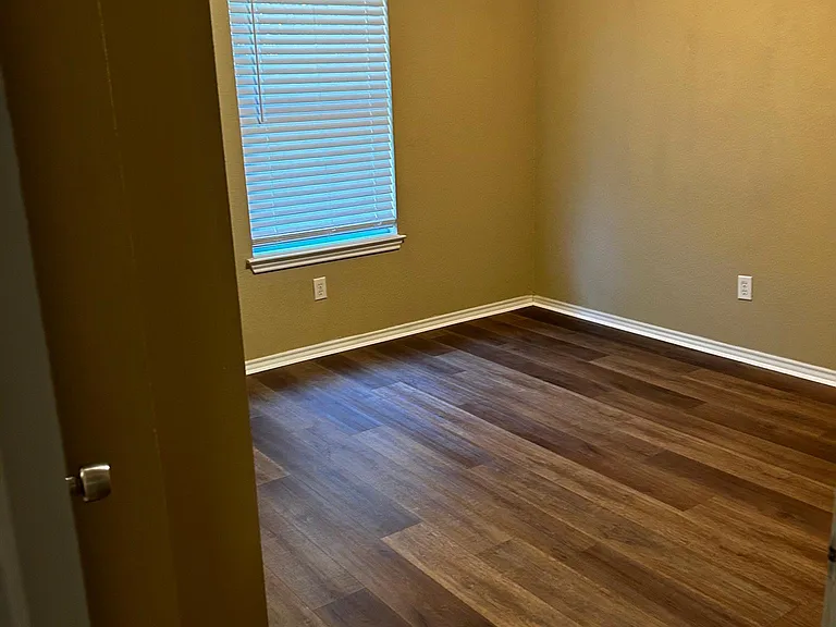 1104 McCormick St — Photo 6