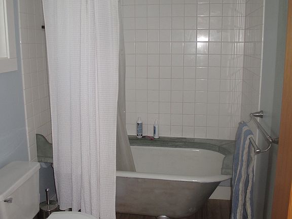 Bathroom-Clawfoot tub/shower