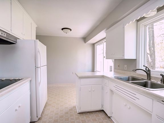 3rd image of 2315 Southhill Dr