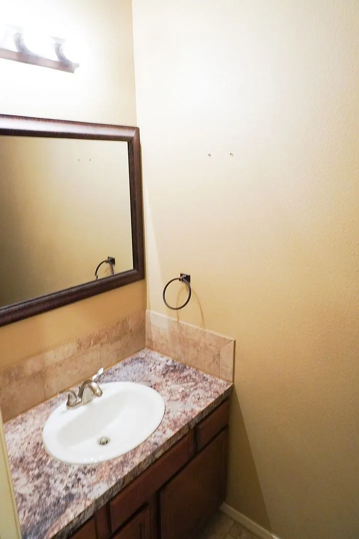 3-Bed Duplex w Garage + Fenced Patio — Photo 4