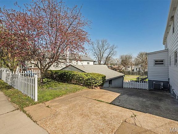 3rd image of 4825 Oldenburg Ave