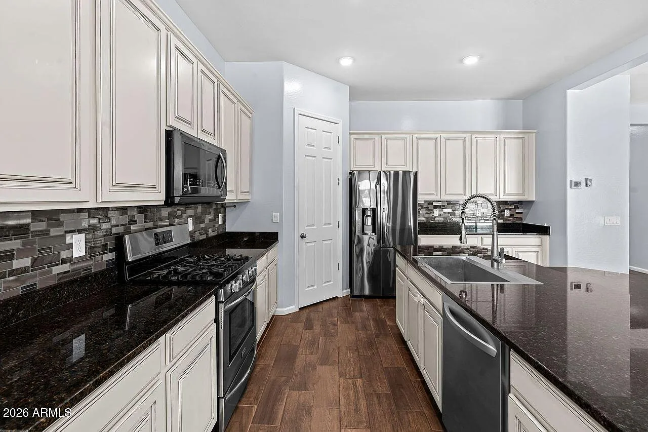 5 bed, 3.0 bath, 2565 sqft, $2,500 — Photo 3
