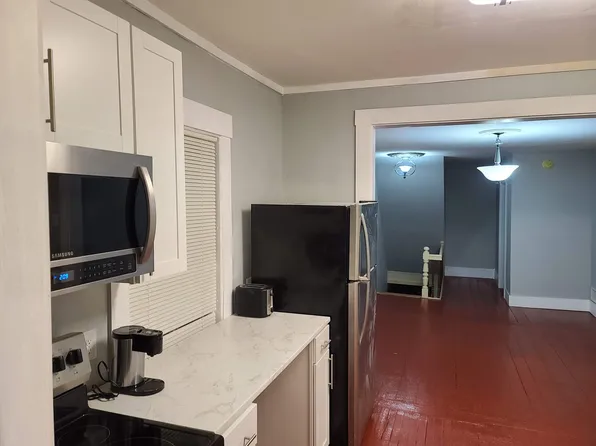 74 Lincoln St #B, Dexter, ME 04930