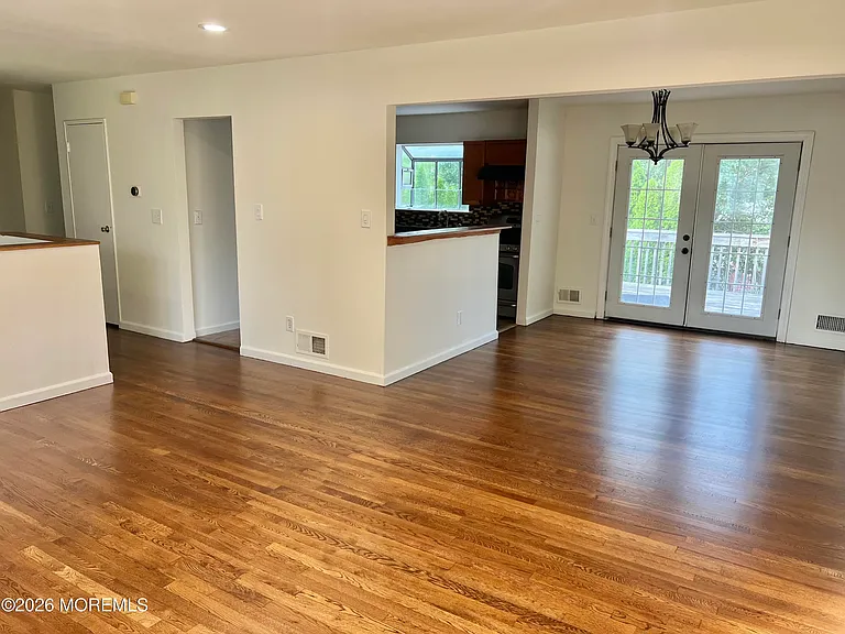 12 White Dr — Photo 7