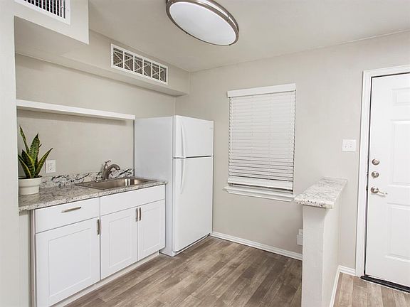 5th image of 305 Summit Ave #5