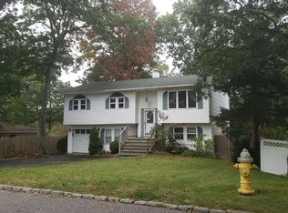 321 Collington Dr, Ronkonkoma, NY 11779