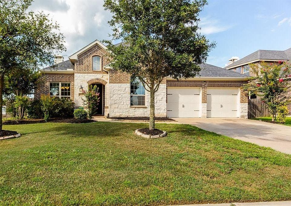 Welcome home to this stunning one-story Highland Homes design, located in the highly-acclaimed Master Planned community of Summer Lakes.