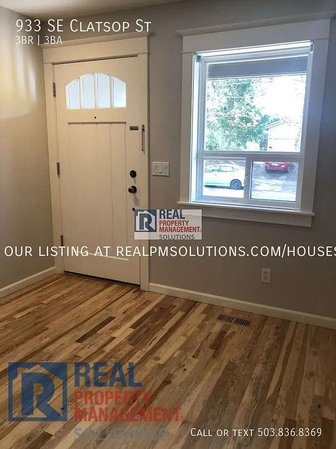 Updated and Charming Townhome Available in Sellwood — Photo 2