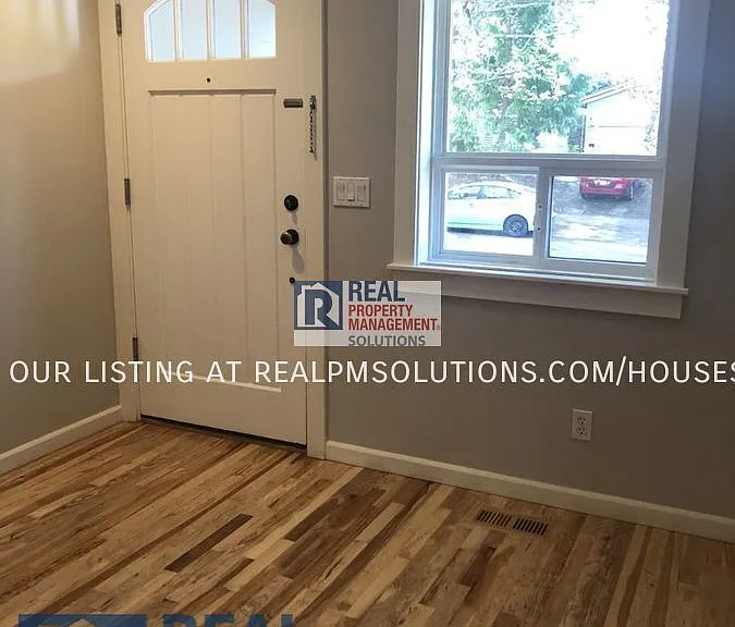 933 SE Clatsop St — Photo 2