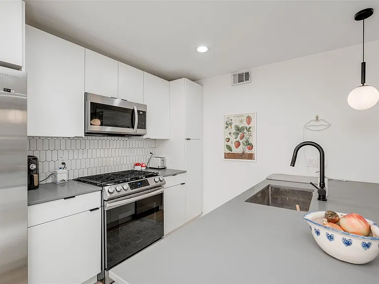 400 E 30th St #105 — Photo 11