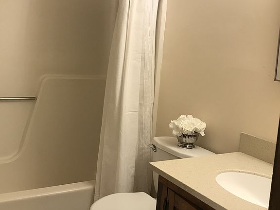 4th image of 213 Woodland Dr APT 4