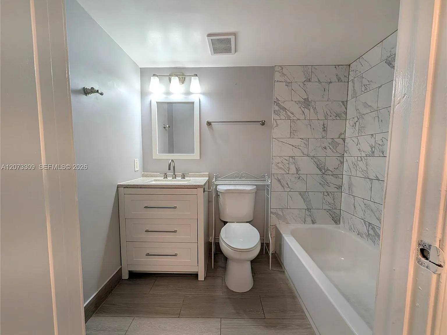 3690 N 56th Ave — Photo 4