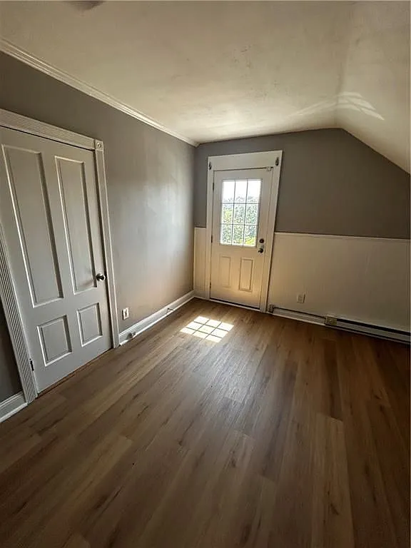 3 bed, 1.0 bath, 1080 sqft, $1,900 — Photo 2