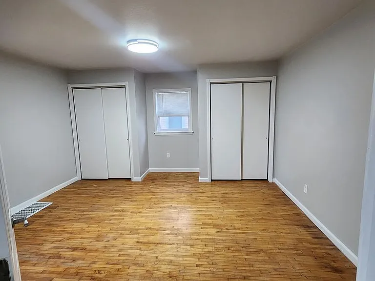 511 S Locust St — Photo 3